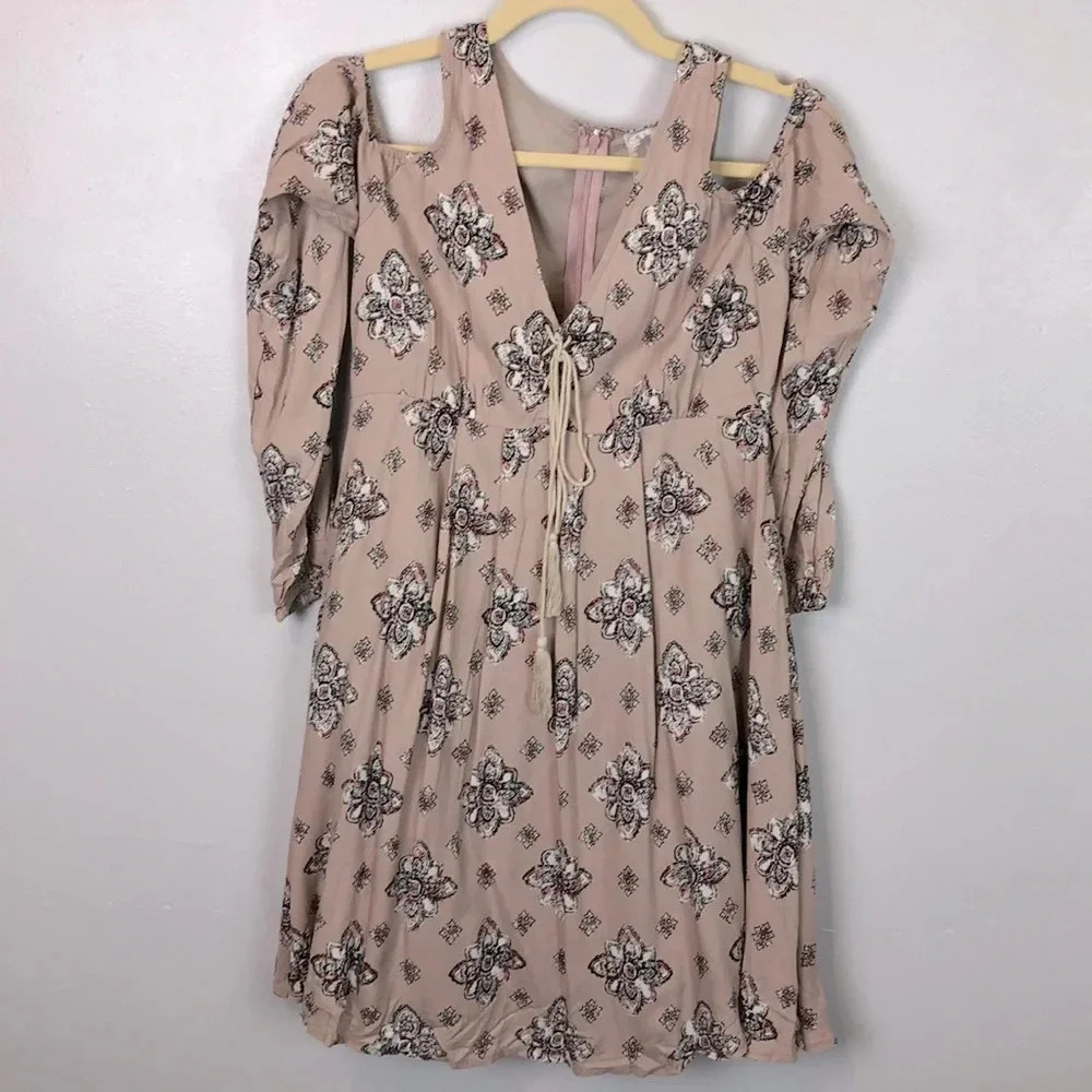 Sadie & Sage NWOT Women’s Small‎ Print V-Neck Lined Cold-Shoulder Dress